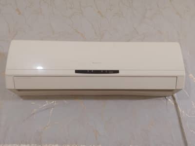 Title: Gree 1.5 Ton AC for Sale – Excellent Condition, Perfect Working