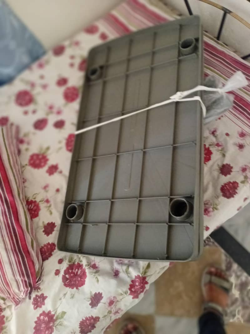plastic table 0