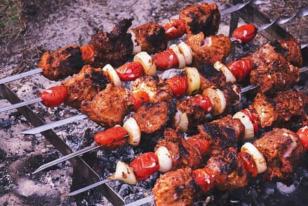 باربی کیو کے لیے کاریگر اور ہیلپر کی ضرورت ہے