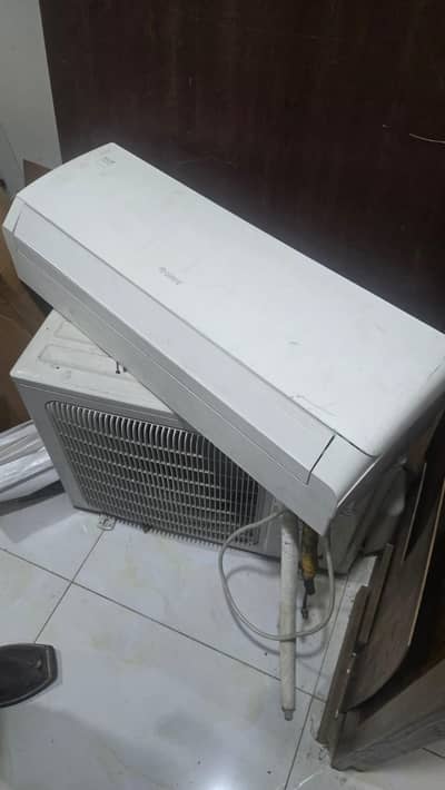 Gree 1 Ton Pular Plus _ 1 year used Like New