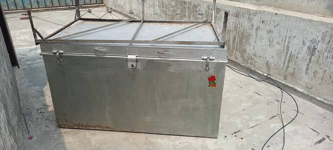 peti almari for sale with iron stand.