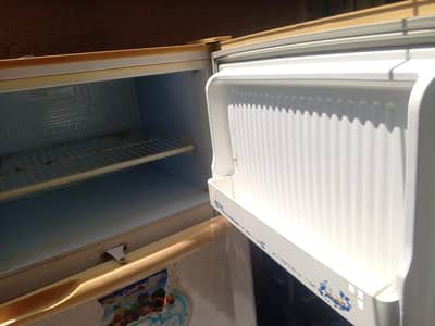 Pel refrigerator Large Size Good Condition