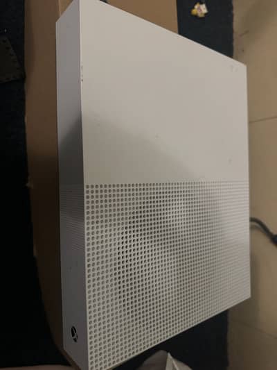 Xbox One S 1TB White : Excellent Condition