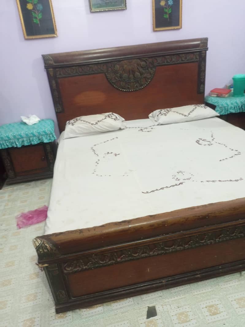 Bed and ² side table 1