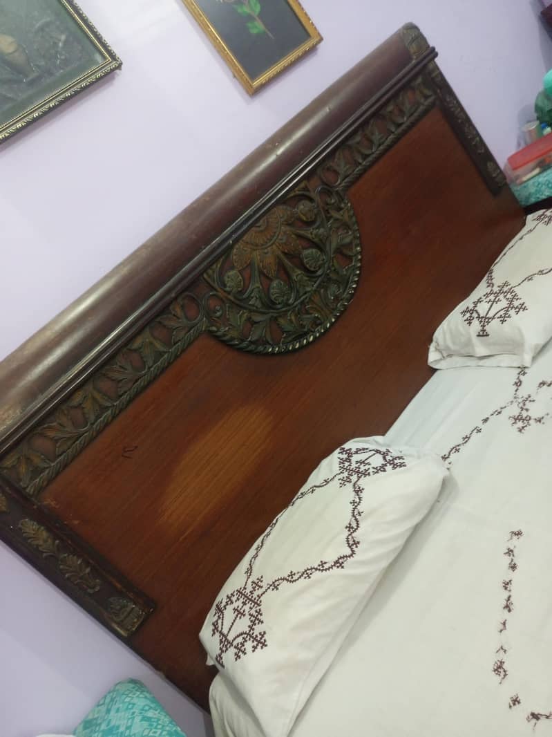 Bed and ² side table 2