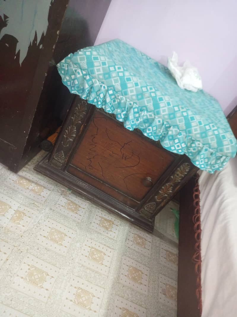Bed and ² side table 3