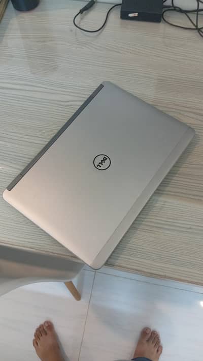 Dell latitude E7240 i5 8gb 256ssd-original charger and gaming mouse