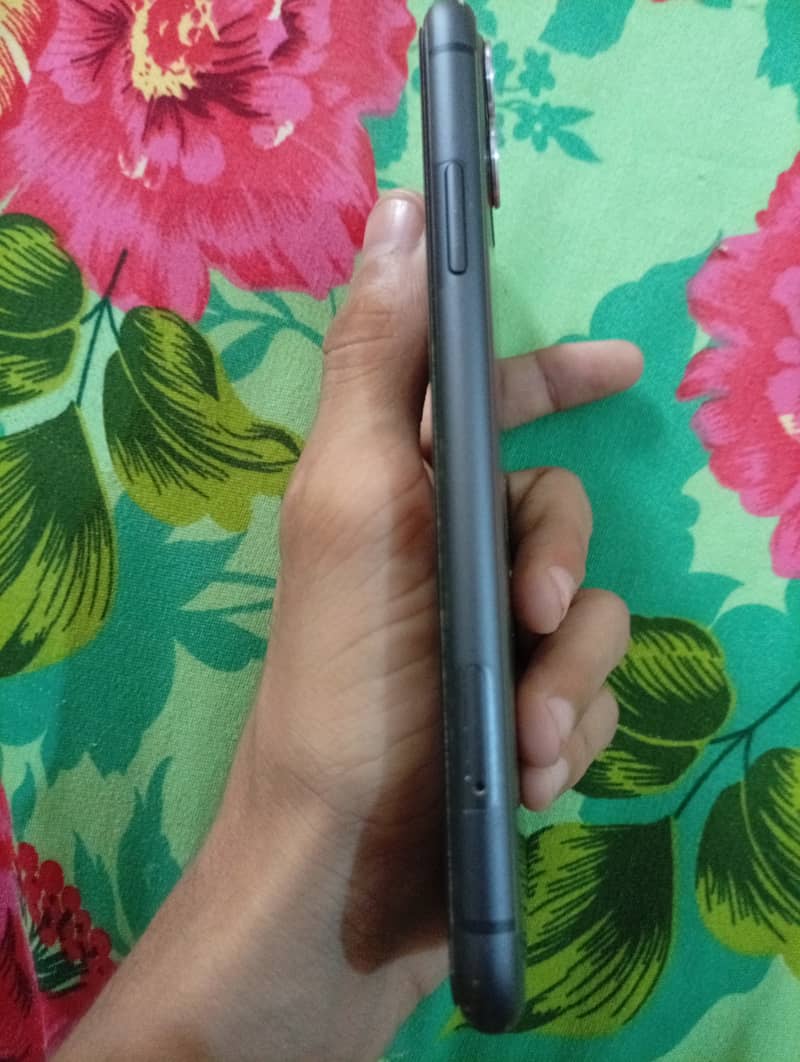 Apple iPhone 11 factory unlocked 3