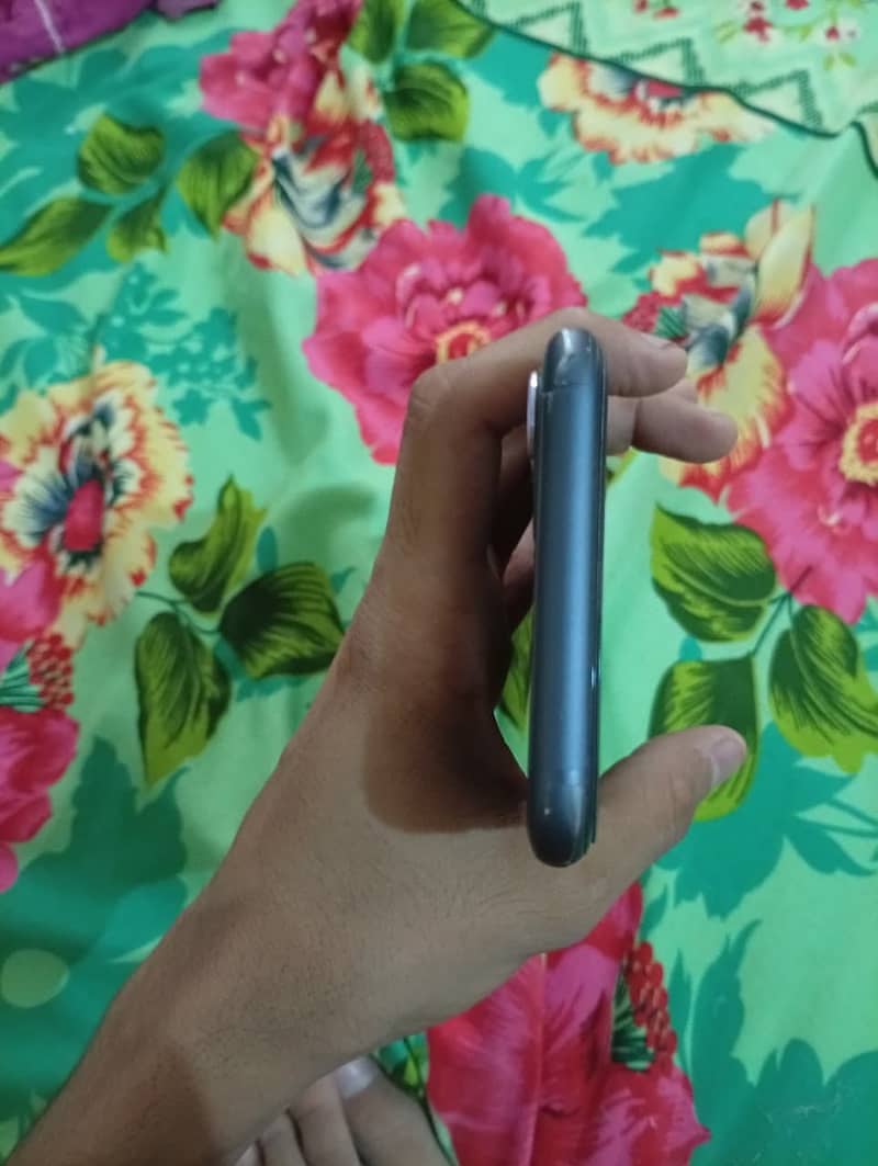 Apple iPhone 11 factory unlocked 4