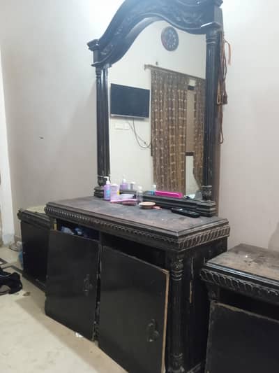used wooden dressing table with side tables