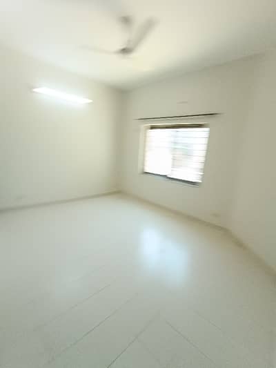 22 Marla CORNER UPPER PORTION SEP GATE