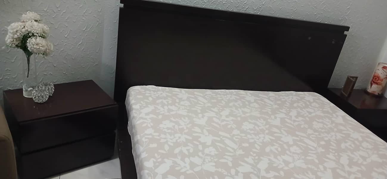 Solid Bed with very good condition 2