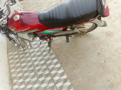 Bike 2022 model hai aur Doodle share Mein khadi hai