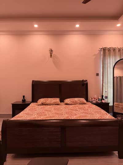Used king size bed with 2x sidetables and new matress