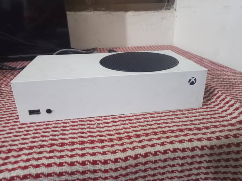 Xbox s with controller 0