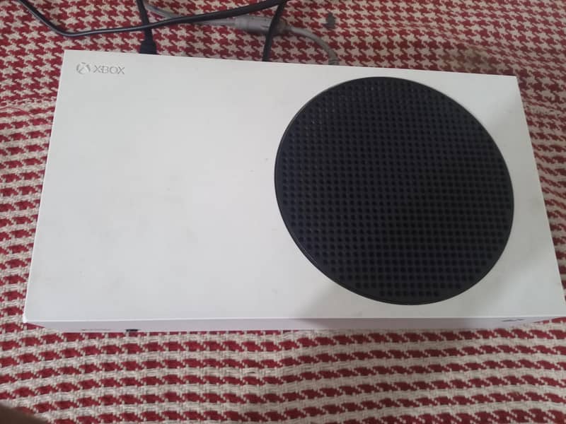 Xbox s with controller 2