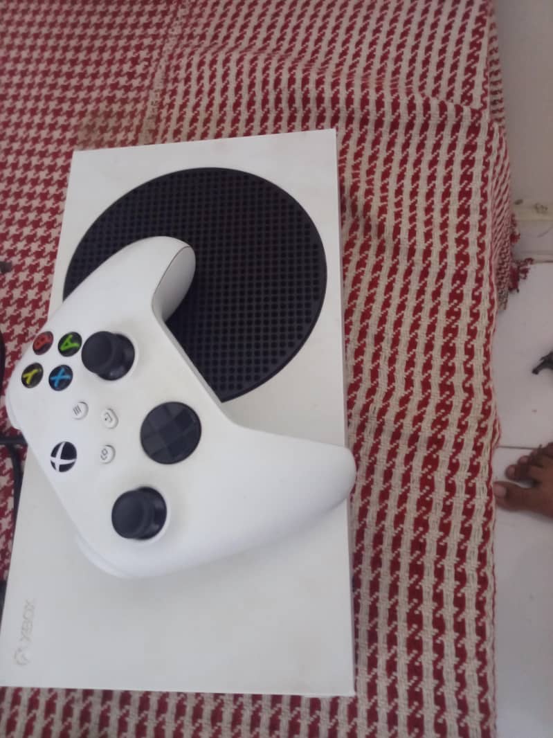 Xbox s with controller 3