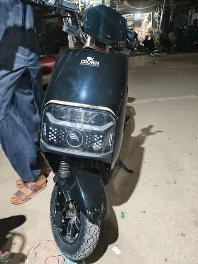 carown firefly black color 1200 km used