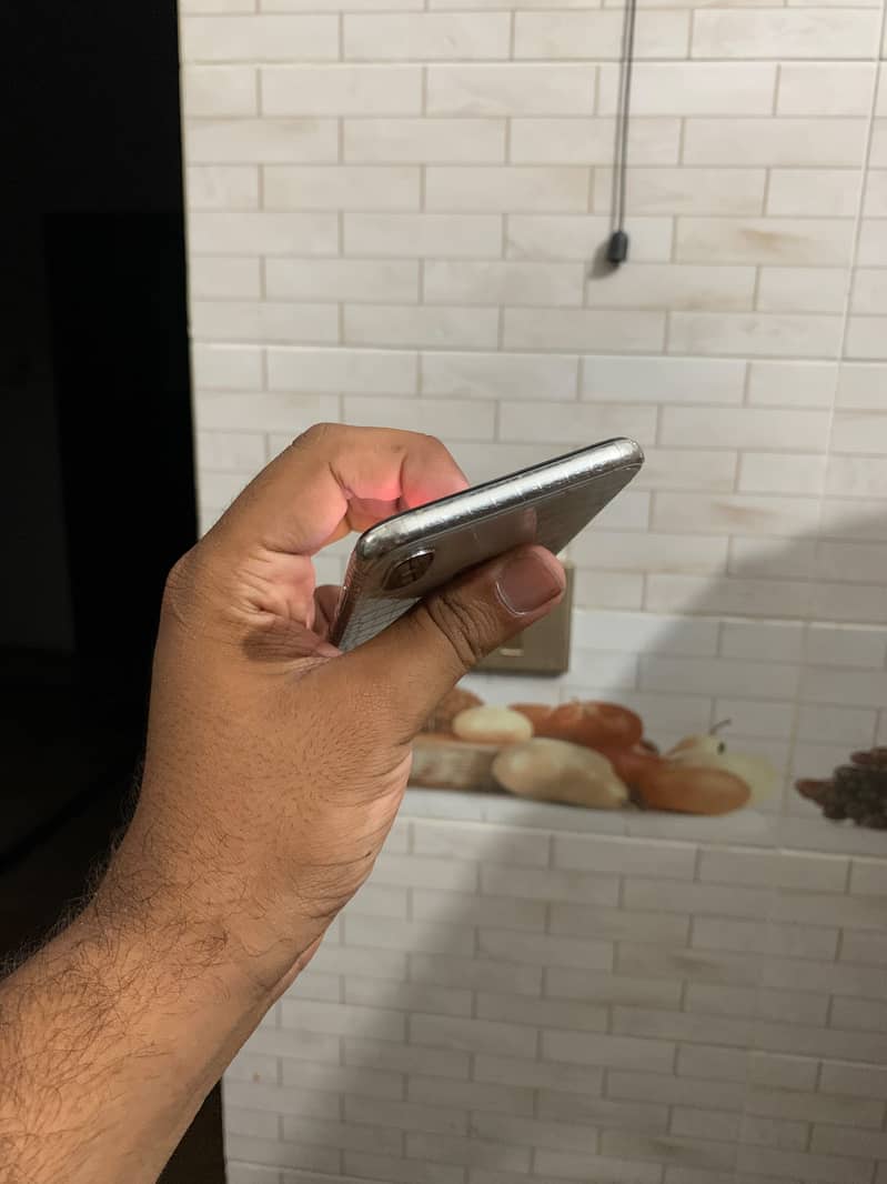 Apple iPhone X 4