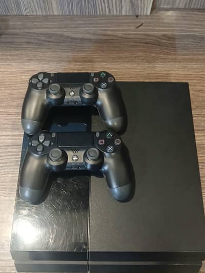 Ps4 fat with 2 controllers for sale