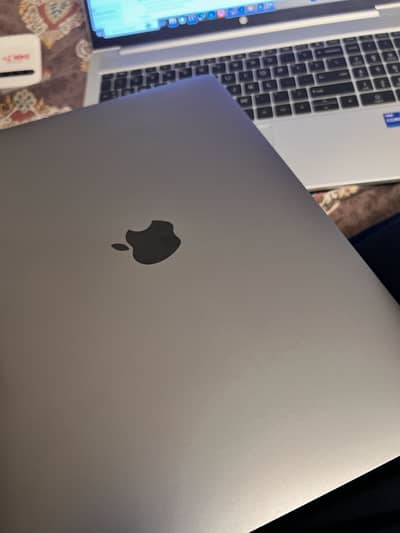 Macbook Pro 2020 13’inch TouchPad | 8/256 intel i5