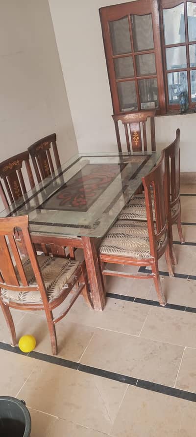 dinning table of 6 chairs