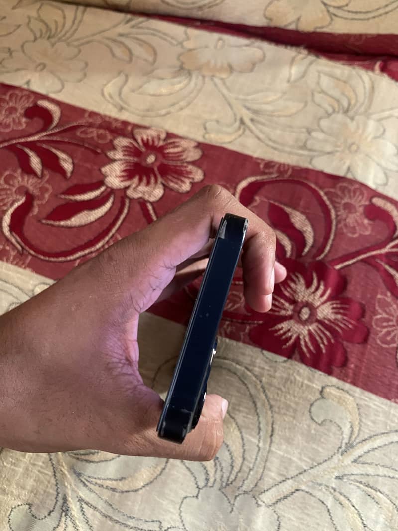 Apple iPhone 13 5