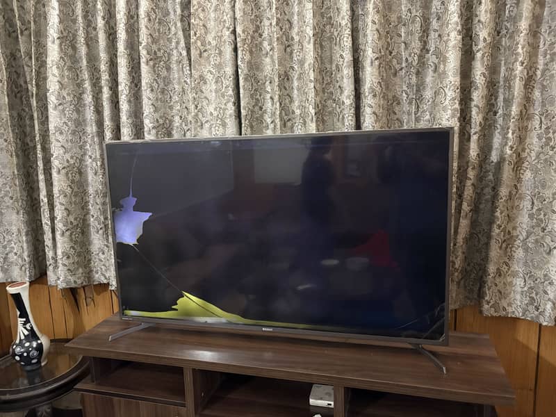 Broken panel 0