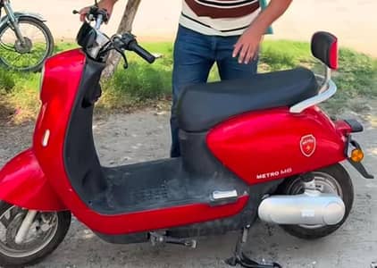 metro m6 scooty big space( battery needs to be changed)