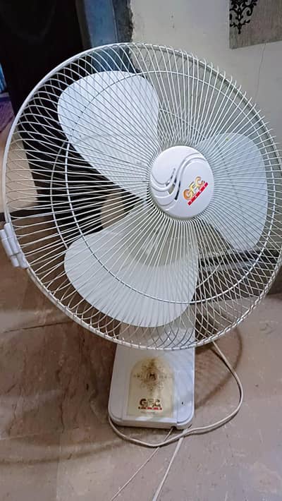 Excellent condition bracket fan