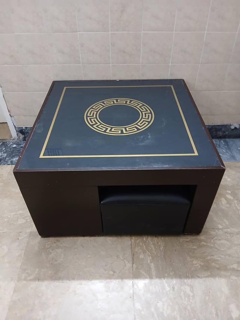 table with 4 stools 0