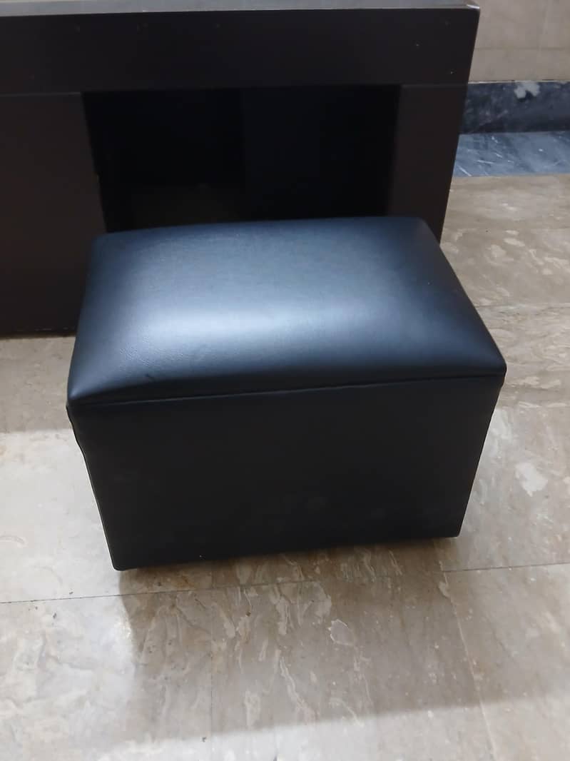 table with 4 stools 1