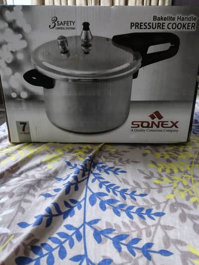Brand New pressure cooker 7L sonex