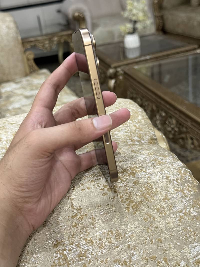 Apple iPhone 16 Pro 4