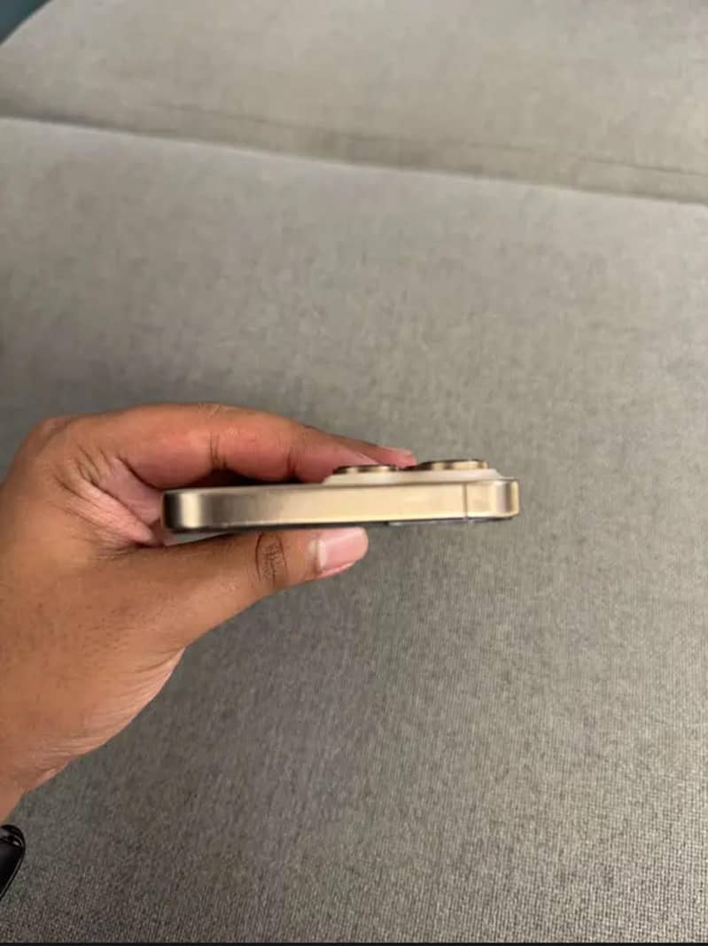 iPhone 16 Pro Max 4