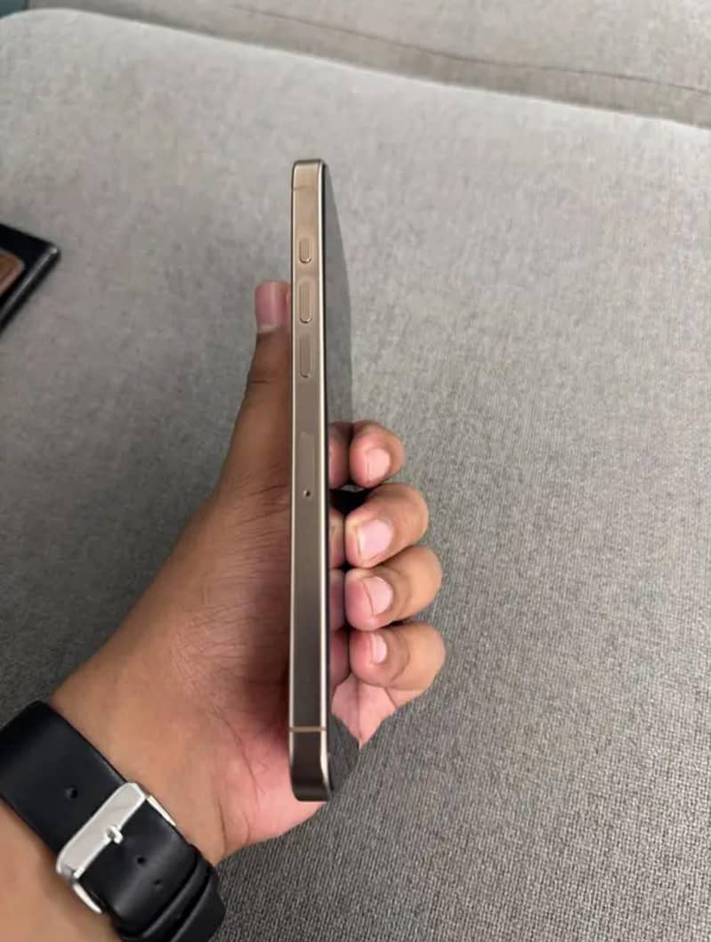 iPhone 16 Pro Max 5