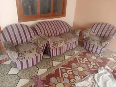 4 seter sofa set (used) rate buhat km hin plz Kam na krwin