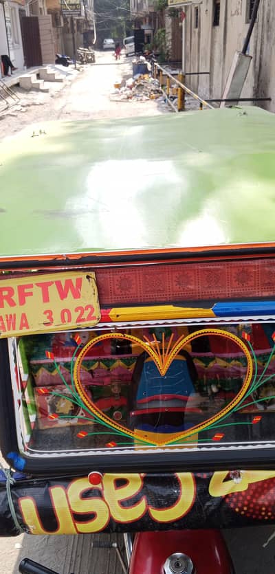 chinchi rickshaw one hand use