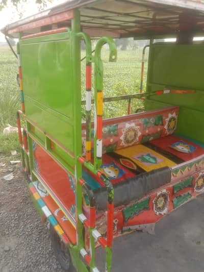 chinchi rickshaw one hand use