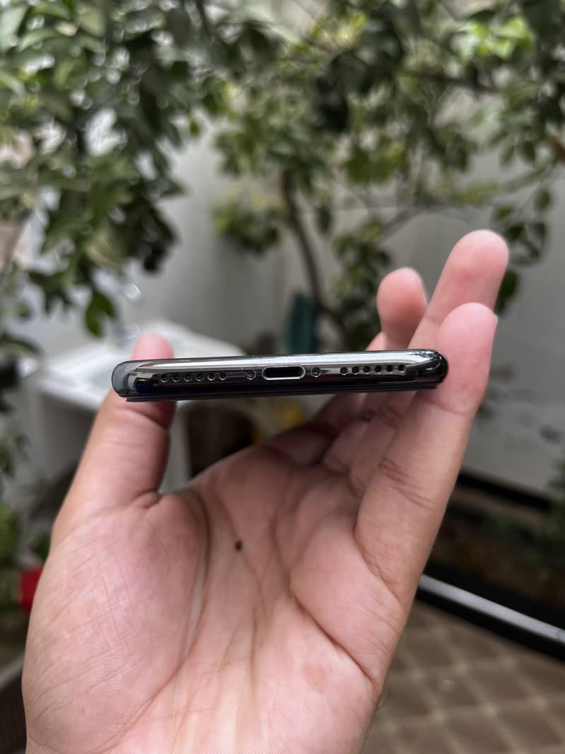 Apple iPhone X 4