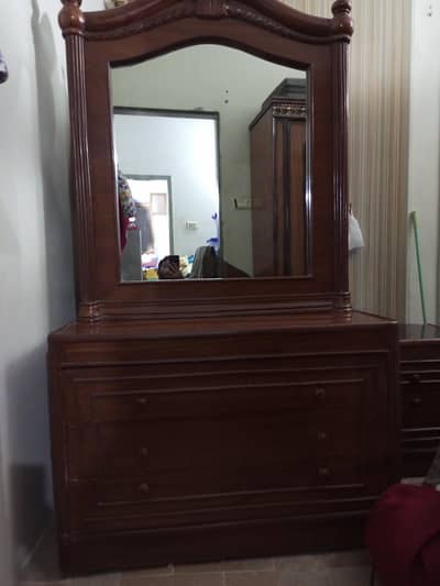 dressing table with good condition 10/10 urgent sale