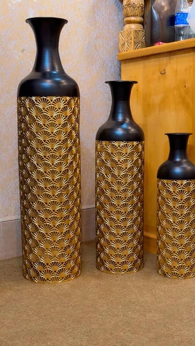 3 vases in black nd golden color