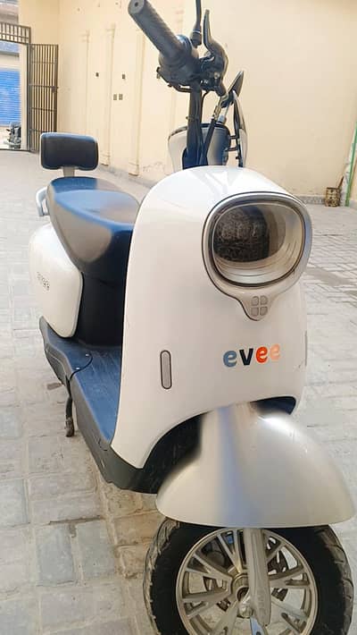 Scooty nisa evee