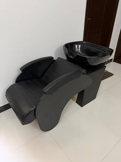 Salon Shampoo Backwash Chair with Wash Basin – Excellent Condition.