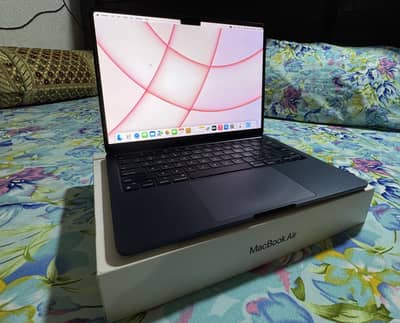 MacBook Air 13" M2 Processor/8GB/256GB 2022 /Scratcless Condition/BOX