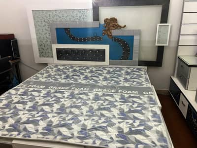Bed set with mattress