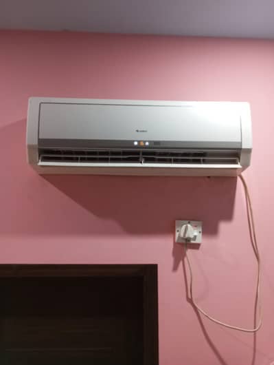 I am selling greei inverter 1 ton bilkul new condition
