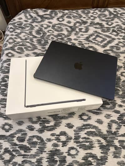 Like-New MacBook Air M2 (8GB/256GB) – Midnight Blue | Only 15 Batt