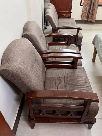 5 seater sofa set with table in good condition