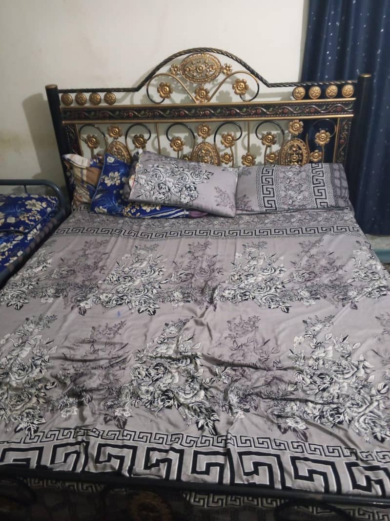 لوہے کا ڈبل بیڈ میٹرس کے ساتھ سیل کرنا ہے 1